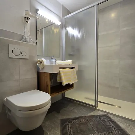 提佑里斯公寓 *