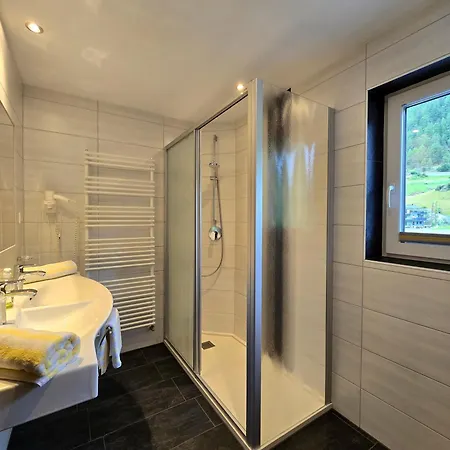 提佑里斯公寓 *